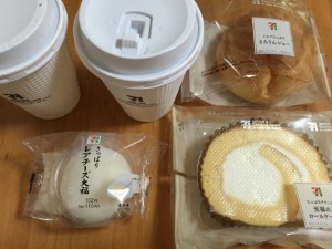 セブンカフェのコーヒー シュークリーム レアチーズ大福 ロールケーキ
