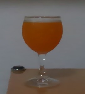 グラスにそそいだ、モンスターエナジーシリーズで果汁が入ったモンスターカオス